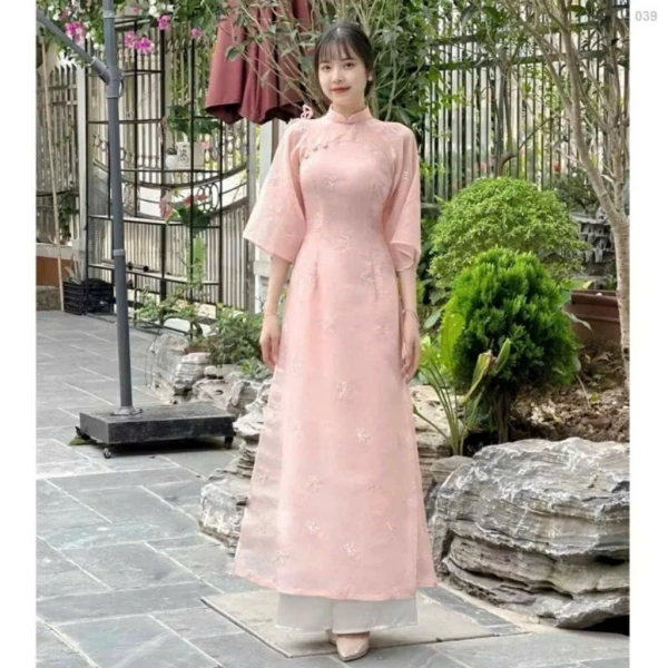 Khi áo dài lụa suông rộng kết hợp tay lửng giữ thanh nhã, nhưng độ bền lại mang lại bất ngờ cho người mặc - Ảnh 5