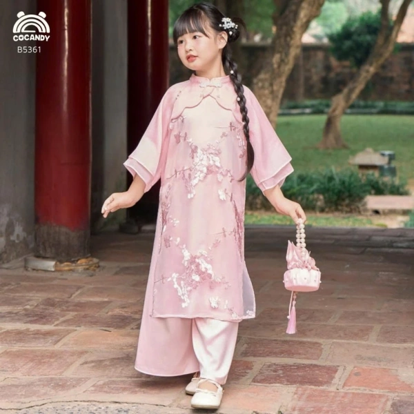 Với những tiêu chí đã nêu ở trên, Set gia đình COCANDY - Áo dài Xanh Tùng Minh và Bộ áo dài Hồng Nhã là một ví dụ thực tiễn cho sự kết hợp hài hòa giữa màu xanh tùng và màu hồng, đồng thời đáp ứng nhu cầu về chất liệu và thiết kế thoải mái. (Ảnh 5)