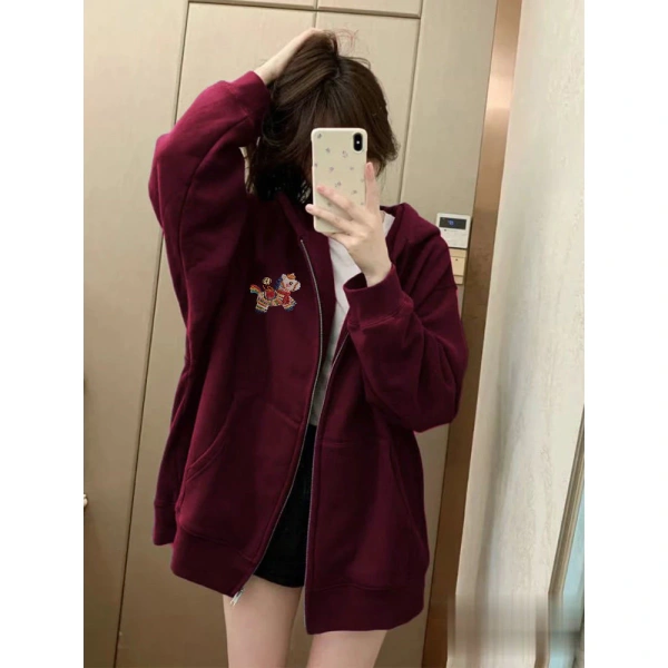 Áo hoodie thường được mặc trong thời gian dài ở môi trường ẩm ướt hoặc quá nóng. (Ảnh 3) Áo hoodie thường được mặc trong thời gian dài ở môi trường ẩm ướt hoặc quá nóng. (Ảnh 3)