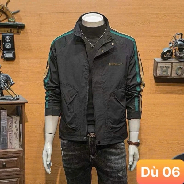 Trong danh mục “áo khoác dày” thường thấy, người tiêu dùng có thể lựa chọn từ các mẫu dù, polyester dày, hoặc thậm chí là áo dù nhún bông. (Ảnh 3)