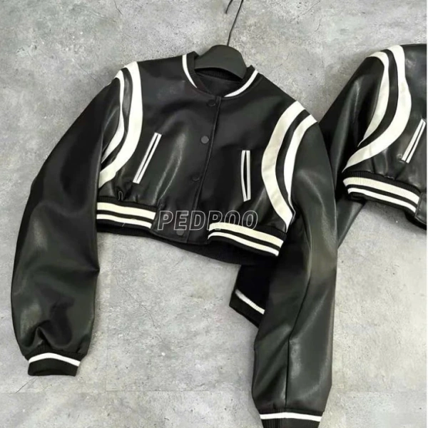 Áo bomber croptop, hay còn gọi là áo khoác ngắn kiểu “bomber”, được thiết kế dựa trên mẫu áo khoác phi công truyền thống, nhưng được cắt ngắn lại chỉ đến vùng eo hoặc hơi trên eo. (Ảnh 2) Áo bomber croptop, hay còn gọi là áo khoác ngắn kiểu “bomber”, được thiết kế dựa trên mẫu áo khoác phi công truyền thống, nhưng được cắt ngắn lại chỉ đến vùng eo hoặc hơi trên eo. (Ảnh 2)