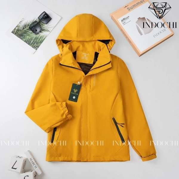 Áo khoác dù gió thường đi kèm mũ có thể tháo rời, được trang bị dây kéo hoặc dây buộc để tránh gió thổi vào. (Ảnh 2)
