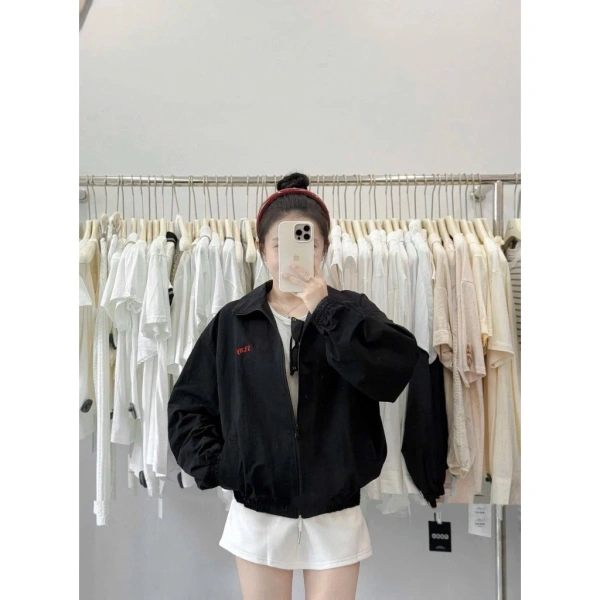 Nhìn tổng thể, áo khoác dù 2 lớp mang lại sự cân bằng giữa trọng lượng nhẹ và khả năng chắn gió, rất phù hợp cho những buổi dạo phố, học tập hay du lịch ngắn ngày. (Ảnh 3)