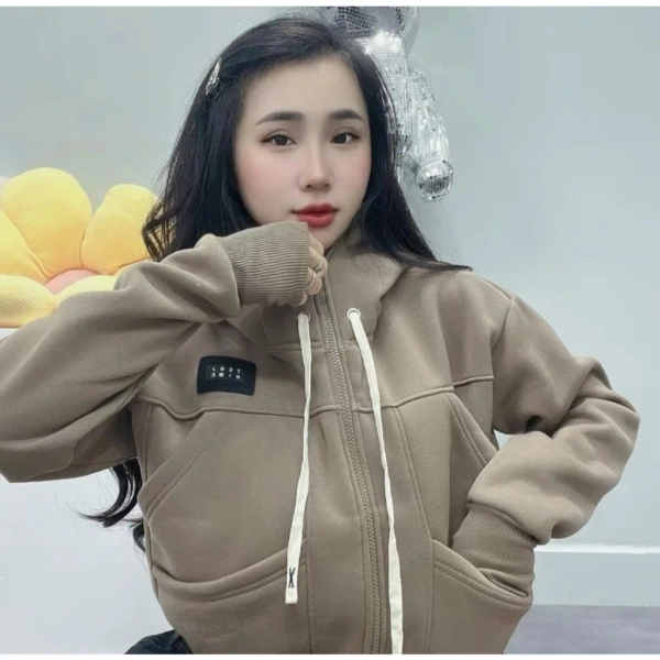 Khi áo khoác nỉ dày có sáu túi, việc lục lọi đồ trong những lúc vội vã lại trở thành bất ngờ không ngờ. - Ảnh 1