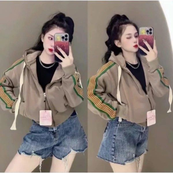Áo khoác nỉ dày không chỉ là lớp giữ ấm, mà còn là một “túi đa năng” giúp người dùng giảm bớt gánh nặng đồ dùng khi di chuyển. (Ảnh 2)