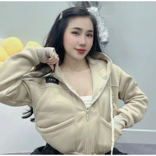 Như bảng trên cho thấy, áo khoác nỉ dày sáu túi không chỉ mang lại tính năng vượt trội mà còn phù hợp với xu hướng thời trang trẻ trung, năng động. (Ảnh 5)