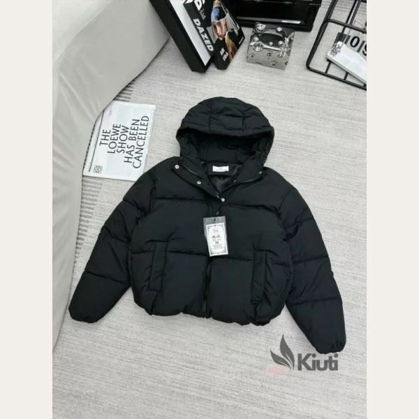 Khi áo khoác phao nữ siêu nhẹ không che chắn hết gió lạnh bất ngờ - Ảnh 3