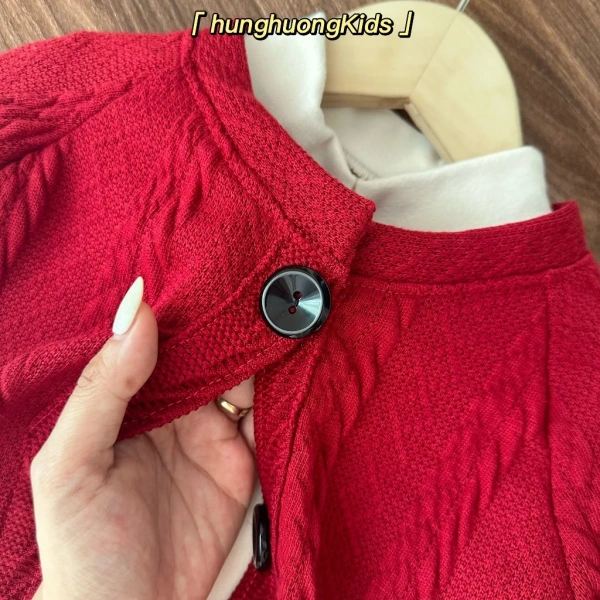 Áo len cardigan là lựa chọn phổ biến trong mùa lạnh vì khả năng giữ nhiệt tốt, nhưng một số yếu tố thường khiến phụ huynh nhận định “đúng size” lại không thoải mái. (Ảnh 2)