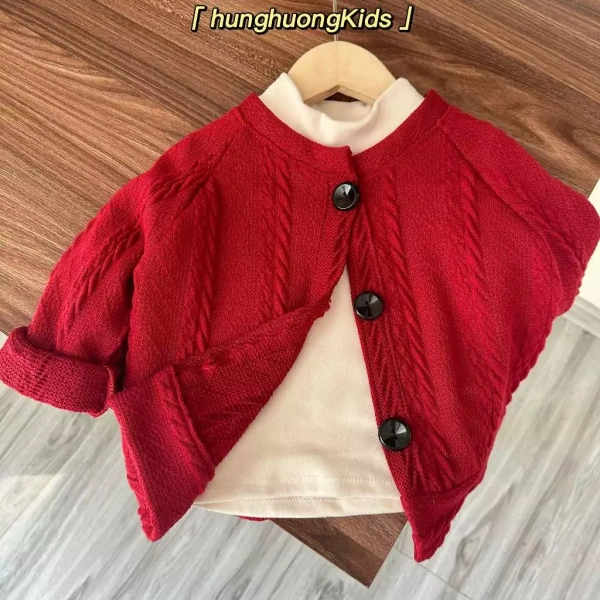 Sản phẩm Áo Khoác Len Cardigan Diện Tết - Noel của thương hiệu Hùng Hường Kids được thiết kế đặc biệt dành cho bé từ 6‑25kg, không kèm áo giữ nhiệt, phù hợp cho mùa lễ hội. (Ảnh 4)