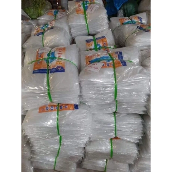 Trong những hoạt động như hội chợ, lễ hội, người dùng thường muốn “phô” trang phục thời trang đặc trưng, và áo mưa trong suốt đáp ứng nhu cầu này mà không lo bị ướt. (Ảnh 5)