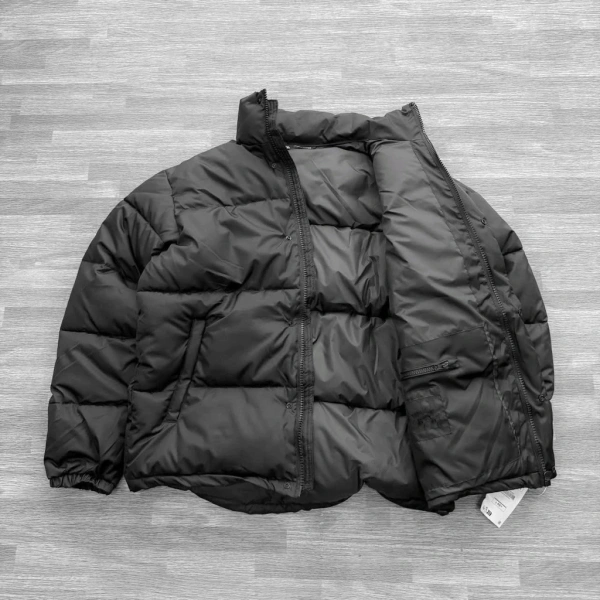 Áo phao (còn gọi là padded jacket) đã có mặt trên thị trường thời trang từ những năm 1990, nhưng chỉ trong thập kỷ qua, nó mới thực sự “bùng nổ” với phong cách Hàn Quốc – sự kết hợp giữa tính năng bảo vệ nhiệt và thiết kế thanh lịch. (Ảnh 2) Áo phao (còn gọi là padded jacket) đã có mặt trên thị trường thời trang từ những năm 1990, nhưng chỉ trong thập kỷ qua, nó mới thực sự “bùng nổ” với phong cách Hàn Quốc – sự kết hợp giữa tính năng bảo vệ nhiệt và thiết kế thanh lịch. (Ảnh 2)
