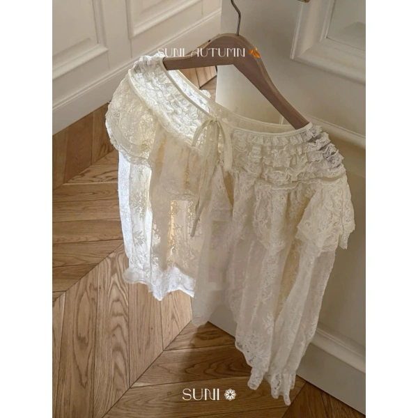Áo sơ mi cổ bèo có đặc trưng là phần cổ rộng, tạo cảm giác nhẹ nhàng và thanh lịch. (Ảnh 3) Áo sơ mi cổ bèo có đặc trưng là phần cổ rộng, tạo cảm giác nhẹ nhàng và thanh lịch. (Ảnh 3)