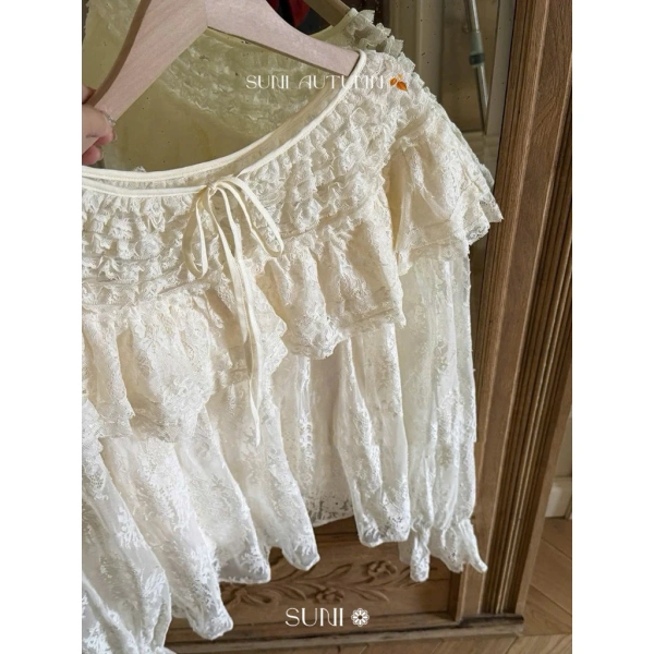 Mặc dù áo sơ mi cổ bèo đem lại vẻ đẹp nữ tính và lịch lãm, nhưng trong môi trường nhiệt đới, một số lựa chọn khác có thể mang lại cảm giác thoải mái hơn. (Ảnh 4) Mặc dù áo sơ mi cổ bèo đem lại vẻ đẹp nữ tính và lịch lãm, nhưng trong môi trường nhiệt đới, một số lựa chọn khác có thể mang lại cảm giác thoải mái hơn. (Ảnh 4)