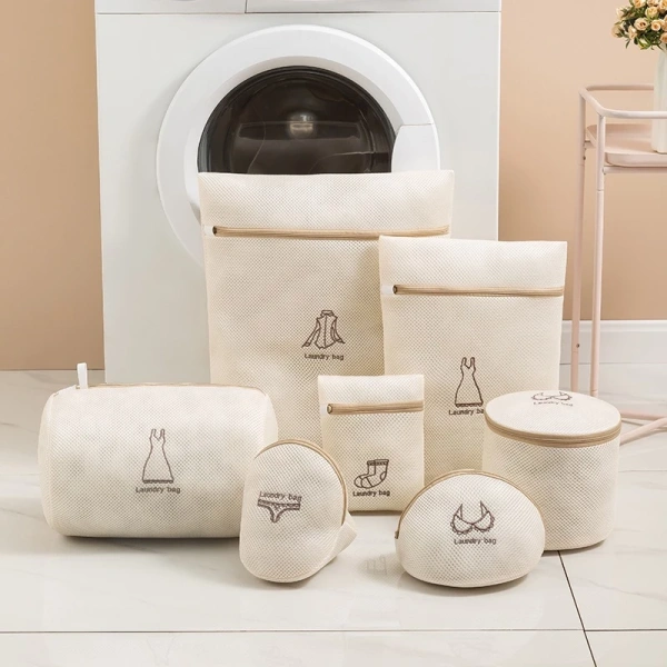 Khi áo thun mới sáng bóng lại bị xước mỏng sau một vòng giặt không có túi lưới. - Ảnh 1 Khi áo thun mới sáng bóng lại bị xước mỏng sau một vòng giặt không có túi lưới. - Ảnh 1