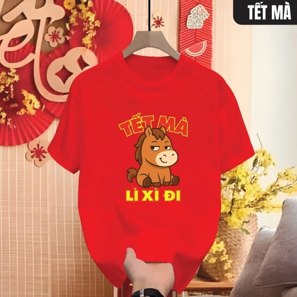 Khi áo thun Tết co giãn thoải mái lại khiến vòng cổ tròn gây bất tiện khi nhận lì xì - Ảnh 4 Khi áo thun Tết co giãn thoải mái lại khiến vòng cổ tròn gây bất tiện khi nhận lì xì - Ảnh 4