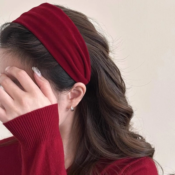 Đối với tóc ngắn, việc chọn băng đô mỏng hơn (khoảng 4‑5 cm) sẽ giúp tạo cảm giác nhẹ nhàng và không làm “nén” tóc quá mức. (Ảnh 3) Đối với tóc ngắn, việc chọn băng đô mỏng hơn (khoảng 4‑5 cm) sẽ giúp tạo cảm giác nhẹ nhàng và không làm “nén” tóc quá mức. (Ảnh 3)
