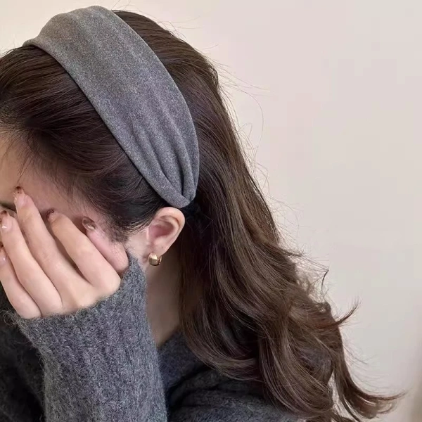 Sản phẩm này phù hợp cho những người cần một phụ kiện “điểm nhấn” nhẹ nhàng nhưng vẫn đảm bảo sự tiện lợi trong việc giữ tóc gọn gàng. (Ảnh 4) Sản phẩm này phù hợp cho những người cần một phụ kiện “điểm nhấn” nhẹ nhàng nhưng vẫn đảm bảo sự tiện lợi trong việc giữ tóc gọn gàng. (Ảnh 4)