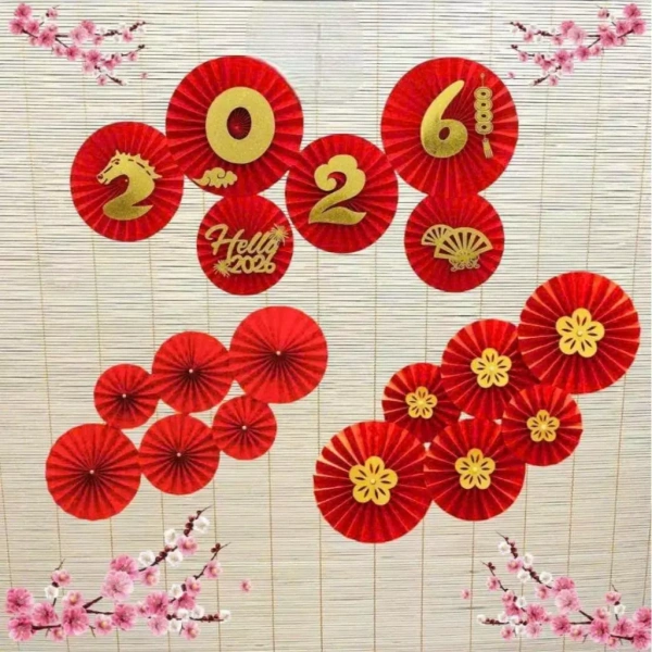 Khi bày quạt giấy đỏ truyền thống, không ngờ keo dính bị ảnh hưởng bởi độ ẩm mùa xuân - Ảnh 1 Khi bày quạt giấy đỏ truyền thống, không ngờ keo dính bị ảnh hưởng bởi độ ẩm mùa xuân - Ảnh 1