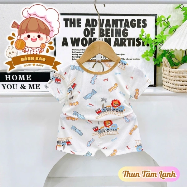 Vào cuối ngày, khi nhiệt độ giảm nhẹ, một chiếc áo khoác mỏng (có thể là vải denim hoặc vải dù nhẹ) được mặc ngoài cộc tay thun giúp bé vừa giữ ấm vừa không bị quá nóng. (Ảnh 5)