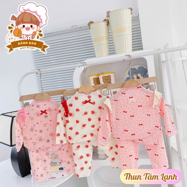 Khi bé khám phá mọi góc trong nhà, áo thun tăm lạnh họa tiết hoạt hình có thực sự giữ mát suốt cả ngày không? - Ảnh 1