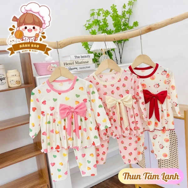Trẻ em có tỷ lệ sinh nhiệt cao hơn người lớn vì trọng lượng cơ thể ít, lượng mồ hôi ít, và mức độ chuyển đổi năng lượng lớn. (Ảnh 2)