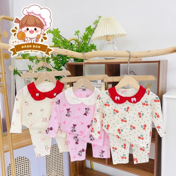 Trong nhiều gian hàng trực tuyến, Bánh Bao Chuyên Đồ Bộ cung cấp một dòng “Bộ Dài Tay Bé Trai Bé Gái Thun Tăm Lạnh Siêu Thoáng Mát Họa Tiết Hoạt Hình Đáng Iu” với mức giá hiện tại là 29 200 VND (giá gốc 37 084 VND). (Ảnh 4)