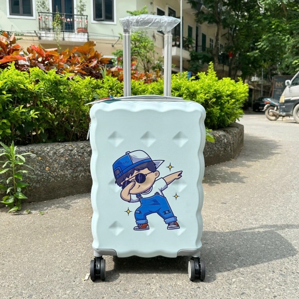 Trẻ em từ 6‑10 tuổi, cao khoảng 1m15‑1m35, thường bắt đầu tự chịu trách nhiệm sắp xếp hành lý cho mình. (Ảnh 2)