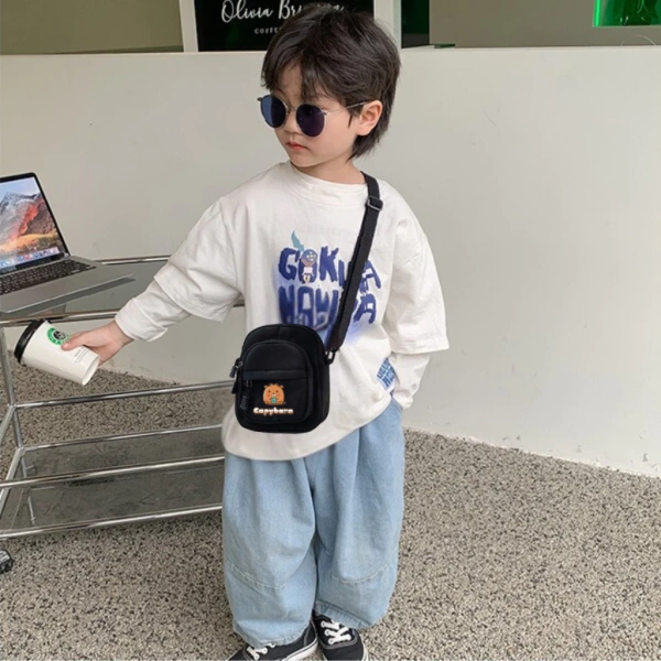 Một trong những lựa chọn đáng cân nhắc hiện nay là túi đeo chéo mini canvas hoạ tiết hot cho bé trai bé gái. (Ảnh 5) Một trong những lựa chọn đáng cân nhắc hiện nay là túi đeo chéo mini canvas hoạ tiết hot cho bé trai bé gái. (Ảnh 5)