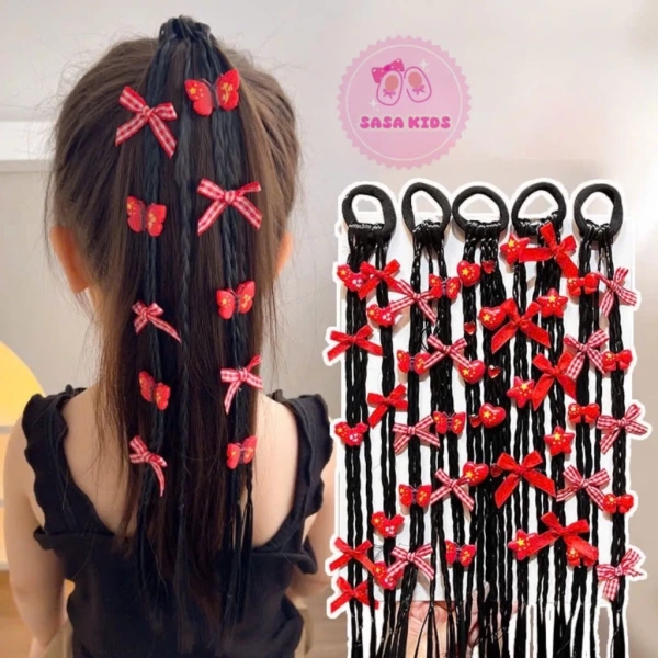 Một trong những lựa chọn đáp ứng đa số tiêu chí trên hiện nay là cột tóc giả thắt bính phối màu cá tính của Sasakids, với chất liệu nilon và ruy băng mềm, độ dài 40 cm, nhiều màu để mẹ dễ dàng phối hợp. (Ảnh 4) Một trong những lựa chọn đáp ứng đa số tiêu chí trên hiện nay là cột tóc giả thắt bính phối màu cá tính của Sasakids, với chất liệu nilon và ruy băng mềm, độ dài 40 cm, nhiều màu để mẹ dễ dàng phối hợp. (Ảnh 4)