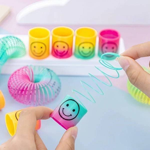 Vòng lò xo được làm bằng nhựa thân thiện môi trường, có kích thước khoảng 3,5 cm và trọng lượng chỉ khoảng 20 g. (Ảnh 2)