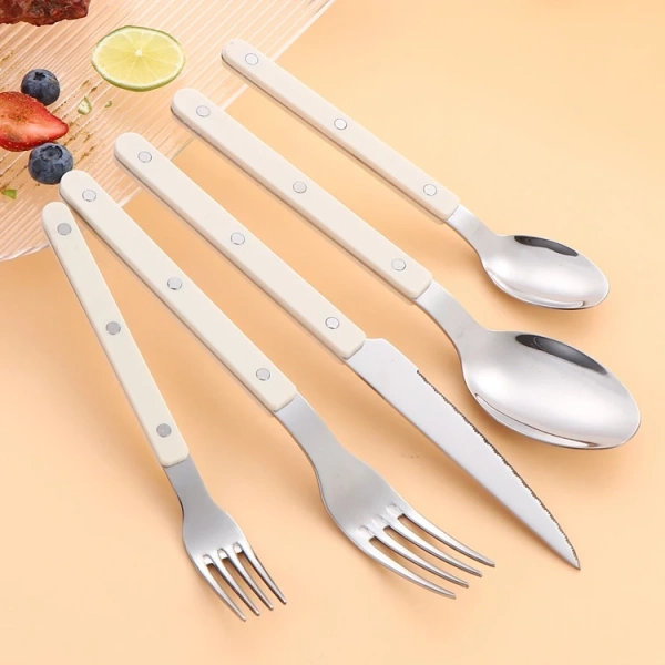 Một trong những yếu tố quan trọng nhất nhưng thường bị bỏ qua là cách bố trí và lưu trữ dao nĩa sau khi đã lau sạch. (Ảnh 4)