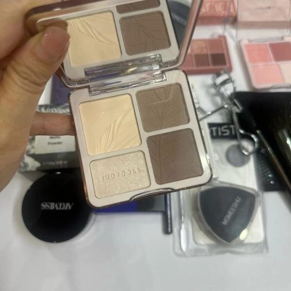 Áp dụng xịt khóa nền ngay sau khi tán kem nền giúp nền lâu trôi hơn, đồng thời giảm thiểu nhu cầu phải chạm lại trong ngày. (Ảnh 4)