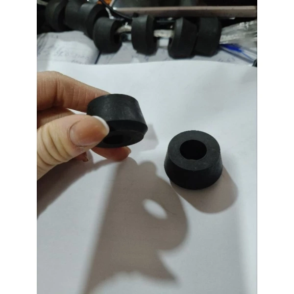 Đệm cao su giảm sóc không chỉ đơn thuần là một miếng băng dẻo giữa khung xe và bộ giảm sóc. (Ảnh 2)