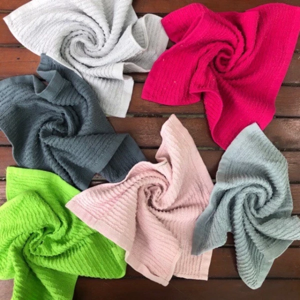 Để minh chứng, chúng tôi thực hiện một thử nghiệm nhanh tại nhà: Hai nhóm khăn 30×30 cm, một nhóm độ dày 300 gsm (dày), nhóm còn lại 180 gsm (mỏng). (Ảnh 3)