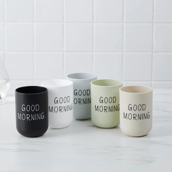 Khi xếp vali, đặt các vật nặng như giày, quần áo dày ở đáy vali, còn các bộ sắp xếp phòng tắm nhẹ gọn như cốc giặt nên đặt trên cùng hoặc trong các ngăn phụ. (Ảnh 3) Khi xếp vali, đặt các vật nặng như giày, quần áo dày ở đáy vali, còn các bộ sắp xếp phòng tắm nhẹ gọn như cốc giặt nên đặt trên cùng hoặc trong các ngăn phụ. (Ảnh 3)