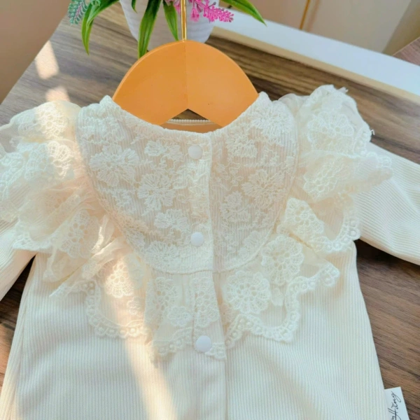 Màu kem mang lại cảm giác ấm áp, nhưng đối với một số gia đình, màu sáng còn dễ làm lộ các vết bẩn từ tã. (Ảnh 2) Màu kem mang lại cảm giác ấm áp, nhưng đối với một số gia đình, màu sáng còn dễ làm lộ các vết bẩn từ tã. (Ảnh 2)