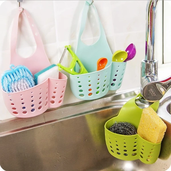 Nhiều người có thói quen nhét mọi thứ vào một chỗ – bát, đĩa, dao nĩa – khiến bồn rửa nhanh chóng "đầy đống". (Ảnh 2) Nhiều người có thói quen nhét mọi thứ vào một chỗ – bát, đĩa, dao nĩa – khiến bồn rửa nhanh chóng "đầy đống". (Ảnh 2)