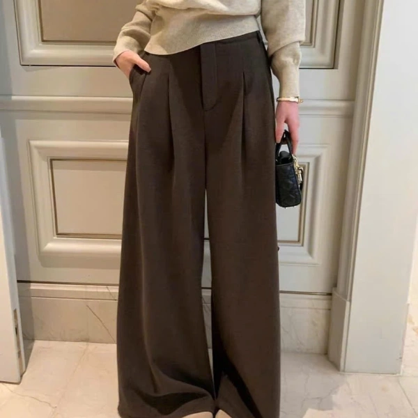 Dưới đây là bảng so sánh nhanh giữa ba loại vải thường xuất hiện trong các mẫu quần ống rộng mùa thu đông, giúp bạn lựa chọn phù hợp nhất dựa trên cảm giác ấm áp và độ thoải mái ở vòng eo. (Ảnh 3)