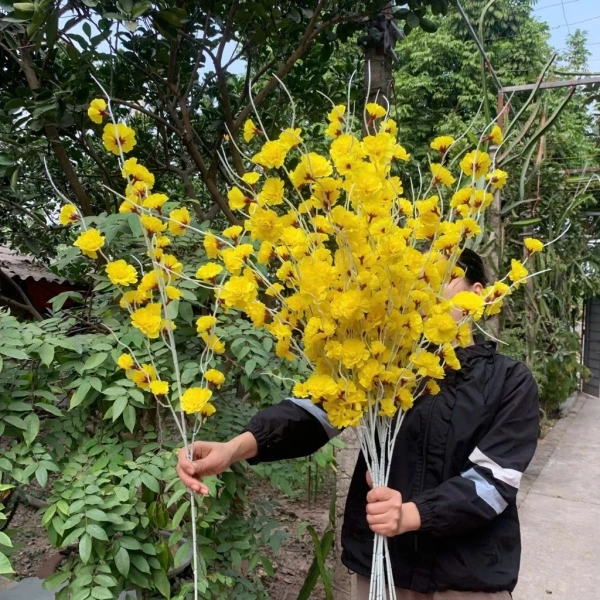 Không chỉ là một phụ kiện đơn thuần, cành đào dâu giả có thể biến hoá không gian thành nhiều phong cách khác nhau. (Ảnh 4)