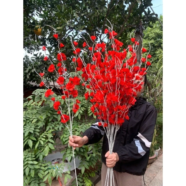 Khi cành đào dâu giả được cắm vào lọ, không ai ngờ nó sẽ mất độ mềm mại chỉ sau vài ngày trang trí Tết. - Ảnh 5