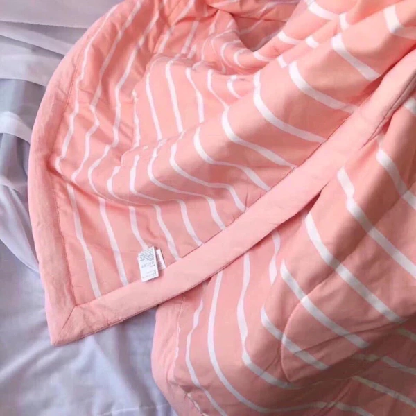 Một trong những mối lo ngại phổ biến khi mua chăn đũi là trọng lượng. (Ảnh 3)