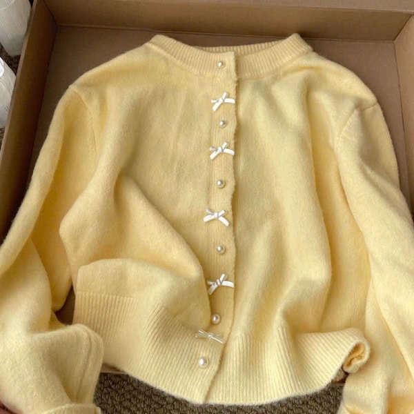Nhiều người khi mặc cardigan chọn phối với áo thun mỏng hoặc áo sơ mi mỏng nhẹ, thay vì các lớp cơ sở có khả năng giữ nhiệt tốt (như áo len dày, áo nỉ). (Ảnh 2) Nhiều người khi mặc cardigan chọn phối với áo thun mỏng hoặc áo sơ mi mỏng nhẹ, thay vì các lớp cơ sở có khả năng giữ nhiệt tốt (như áo len dày, áo nỉ). (Ảnh 2)