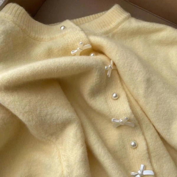 Đối với những ngày đông lạnh giá, nhiều người cân nhắc chuyển sang áo khoác làm bằng polyester hoặc sợi tổng hợp. (Ảnh 3) Đối với những ngày đông lạnh giá, nhiều người cân nhắc chuyển sang áo khoác làm bằng polyester hoặc sợi tổng hợp. (Ảnh 3)