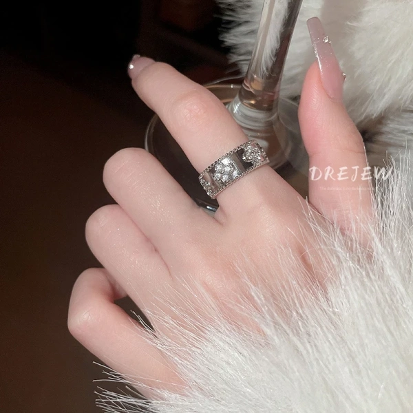 Việc kết hợp nhẫn đá zircon hoa mở với trang phục phụ thuộc vào từng hoàn cảnh và phong cách cá nhân. (Ảnh 3) Việc kết hợp nhẫn đá zircon hoa mở với trang phục phụ thuộc vào từng hoàn cảnh và phong cách cá nhân. (Ảnh 3)