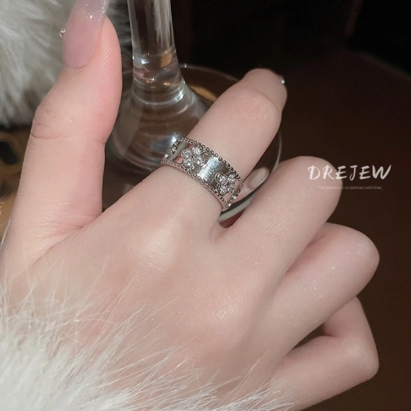 Việc lựa chọn nhẫn không chỉ dựa vào giá cả mà còn phụ thuộc vào các tiêu chí như độ bền, khả năng bảo trì, và cảm giác khi đeo. (Ảnh 4) Việc lựa chọn nhẫn không chỉ dựa vào giá cả mà còn phụ thuộc vào các tiêu chí như độ bền, khả năng bảo trì, và cảm giác khi đeo. (Ảnh 4)