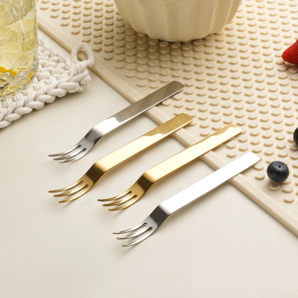 Khi chiếc nĩa trái cây mini kiểu Nhật bằng thép không gỉ làm bữa tiệc gia đình bỗng dưng lỏng lẻo hơn dự tính - Ảnh 1