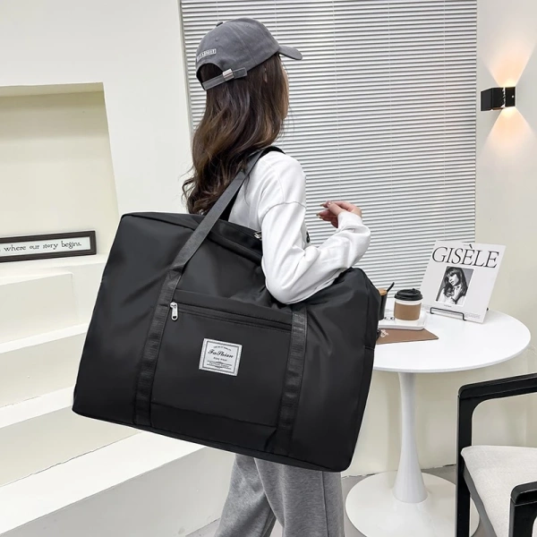 Khi chiếc túi du lịch chống thấm lớn giữ đồ khô suốt hành trình, việc gập gọn lại lại trở thành bất ngờ khó chịu - Ảnh 3
