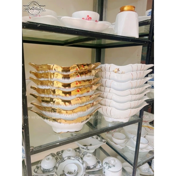 Mỗi khi chuẩn bị bữa ăn, những chiếc bát, đĩa, chén được sắp xếp trên bếp hoặc bàn ăn thường phải nhường chỗ cho mâm cúng nếu người nhà có thói quen thắp hương sau bữa. (Ảnh 2)