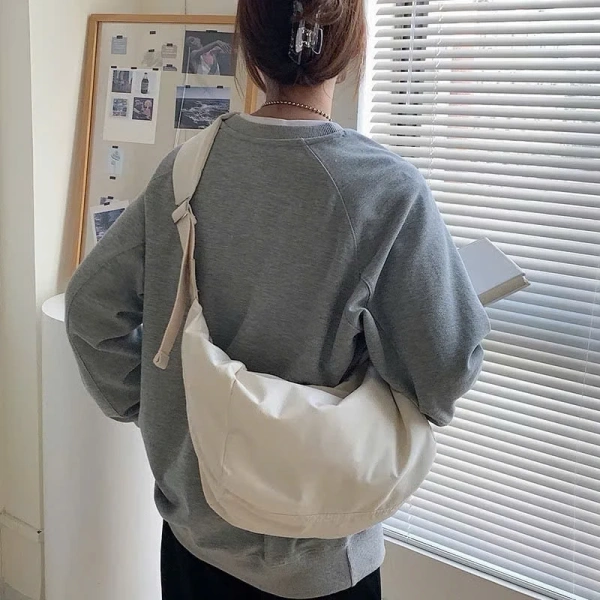 Trong thực tế, nếu bạn chỉ mang túi nhẹ (dưới 5kg) và chỉ di chuyển ngắn ngày, cách đeo một bên vai vẫn có thể chấp nhận được. (Ảnh 4)
