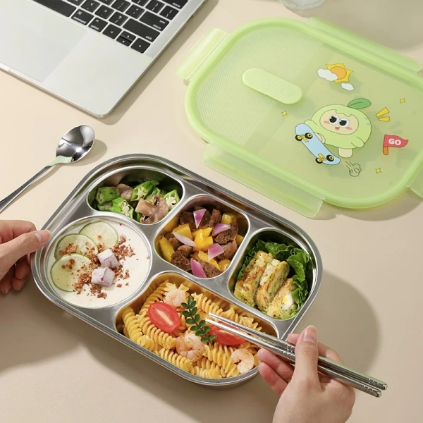 Khi bé không thể lấy thực phẩm một cách chính xác, thường xuất hiện hiện tượng “rơi” cơm trên bàn hoặc nền bếp. (Ảnh 2) Khi bé không thể lấy thực phẩm một cách chính xác, thường xuất hiện hiện tượng “rơi” cơm trên bàn hoặc nền bếp. (Ảnh 2)